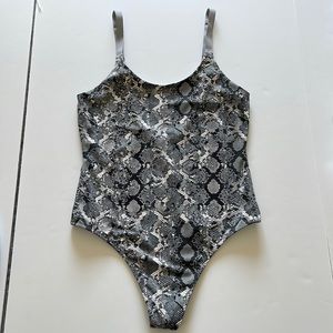 1647- Like new Victoria Sport gray snake print body suit- medium